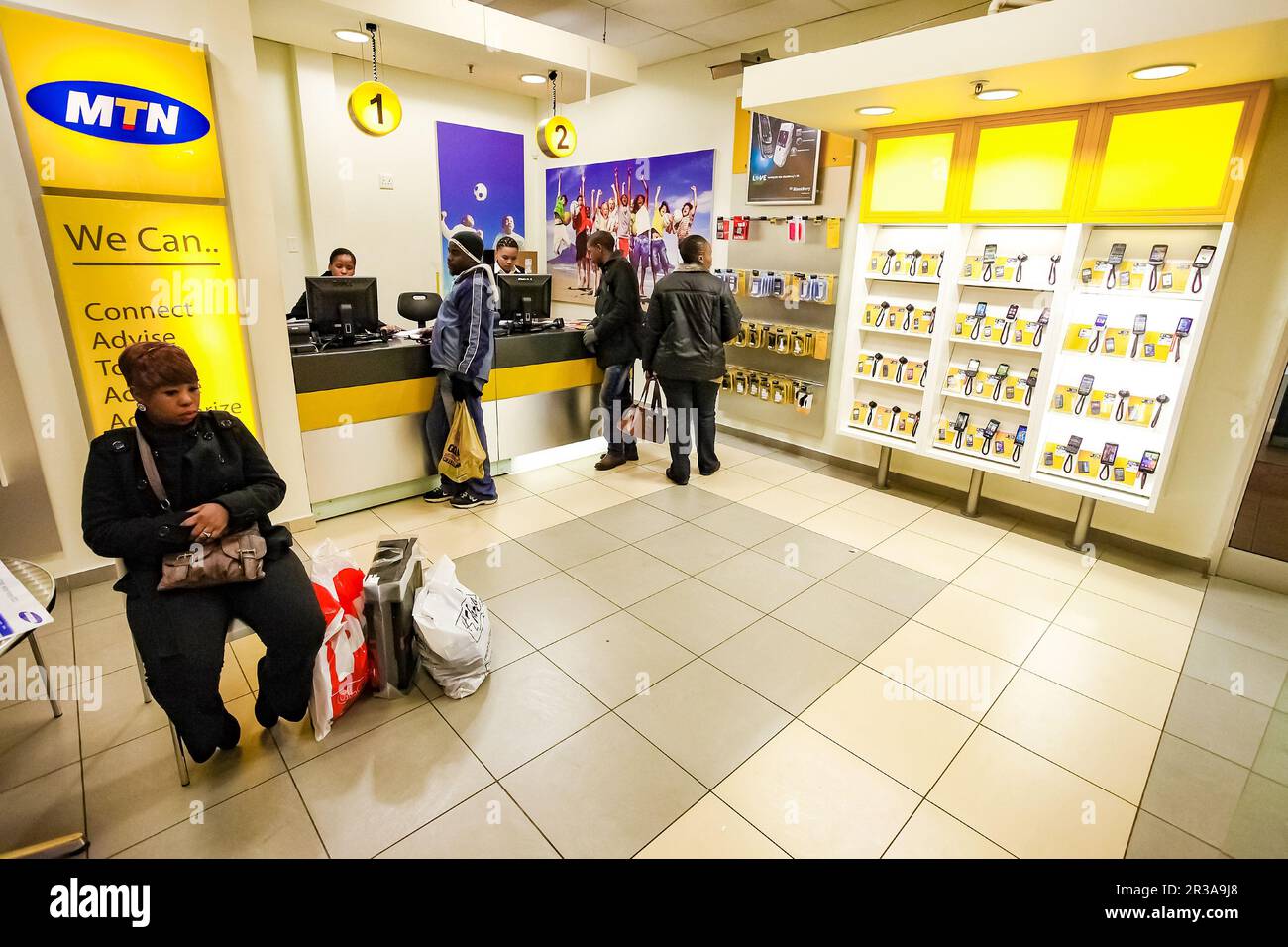 Intérieur d'un magasin de téléphonie mobile dans un centre commercial Banque D'Images