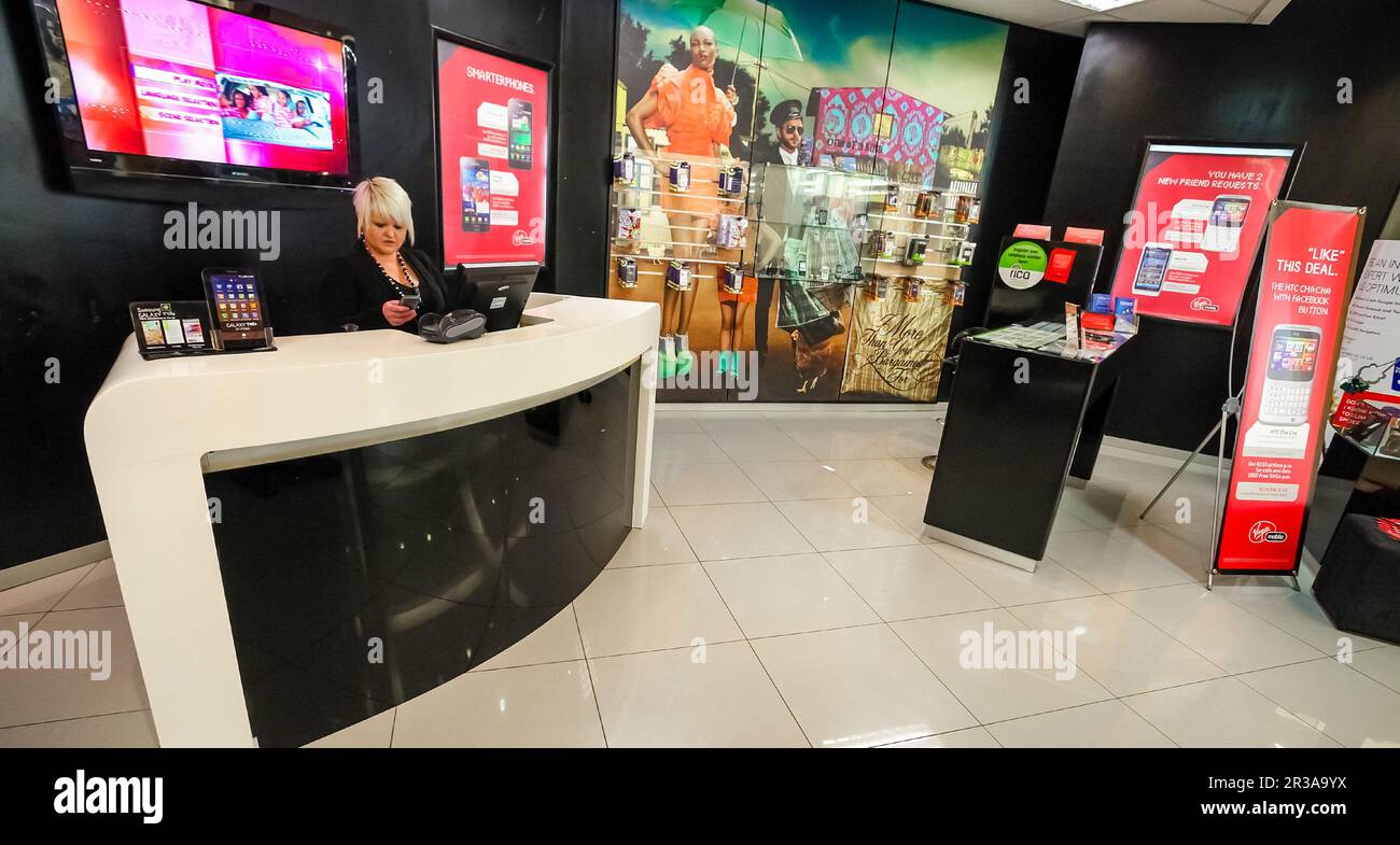 Intérieur d'un magasin de téléphonie mobile dans un centre commercial Banque D'Images