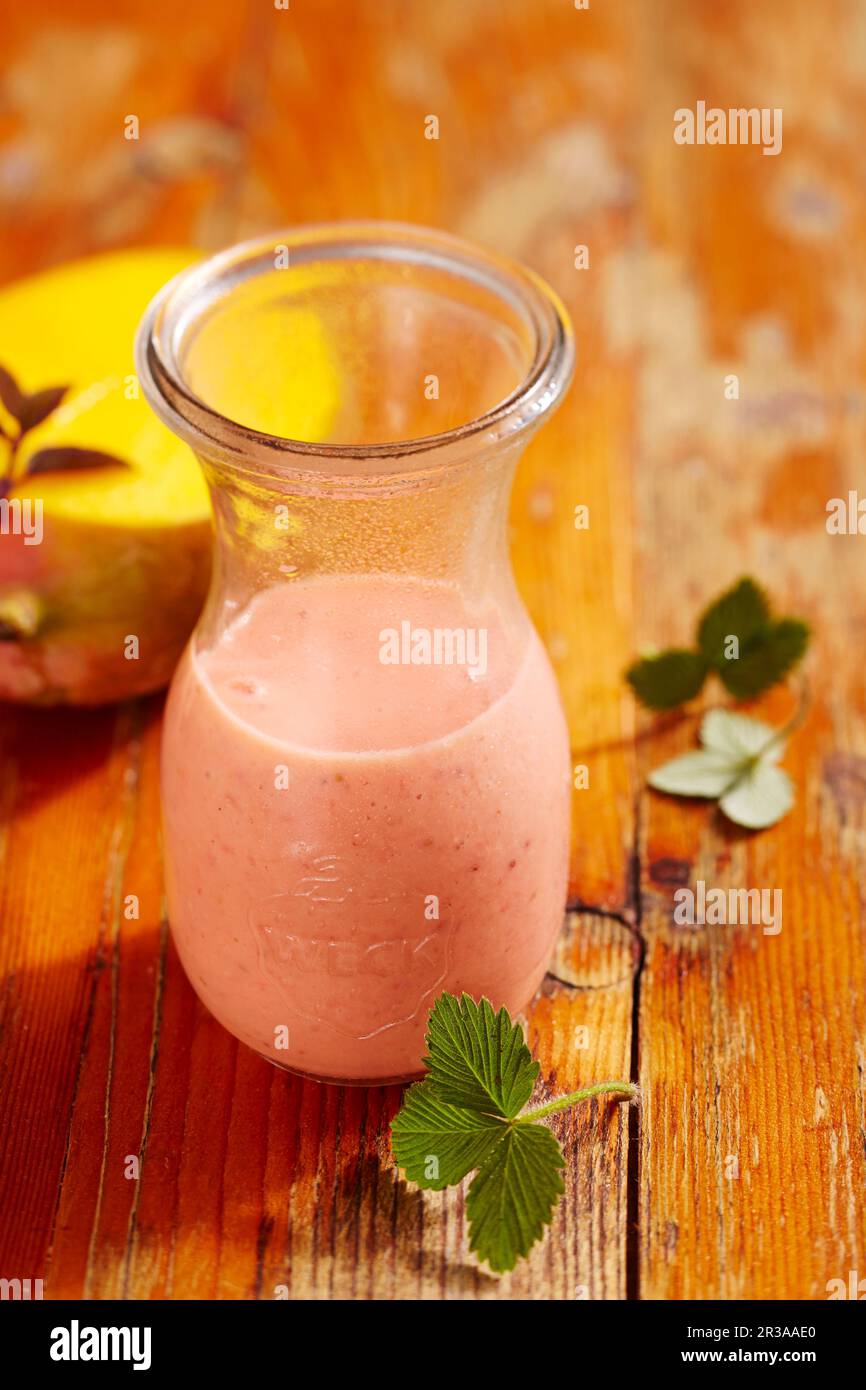 Smoothie mangue et fraise avec yaourt et vanille Banque D'Images