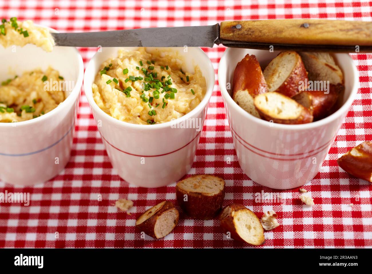 Obatzda avec tranches de bretzel grillées (pâte à tartiner au fromage, Bavière) Banque D'Images