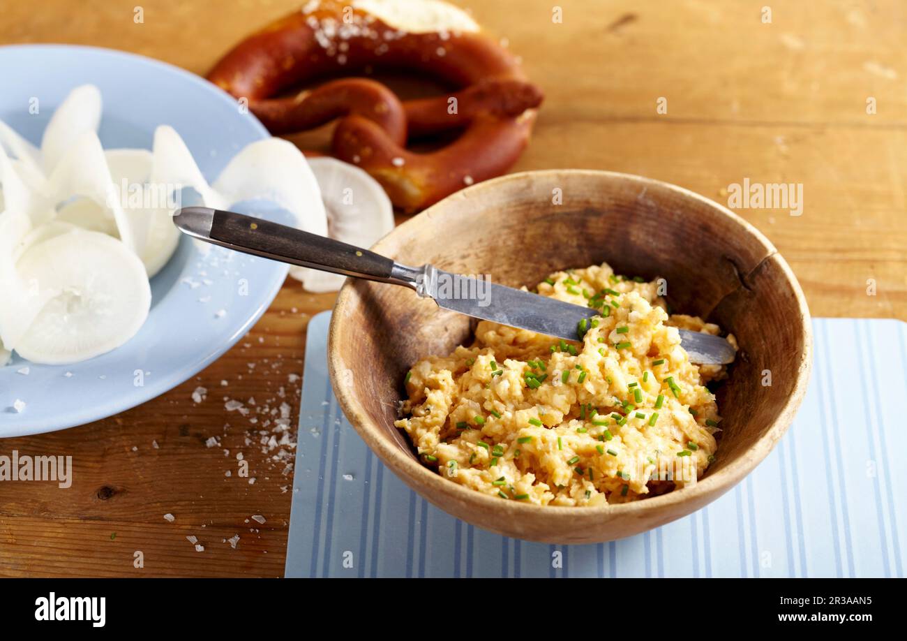 Obatzda (pâte à tartiner au fromage, Bavière) avec spirales et bretzels radis Banque D'Images