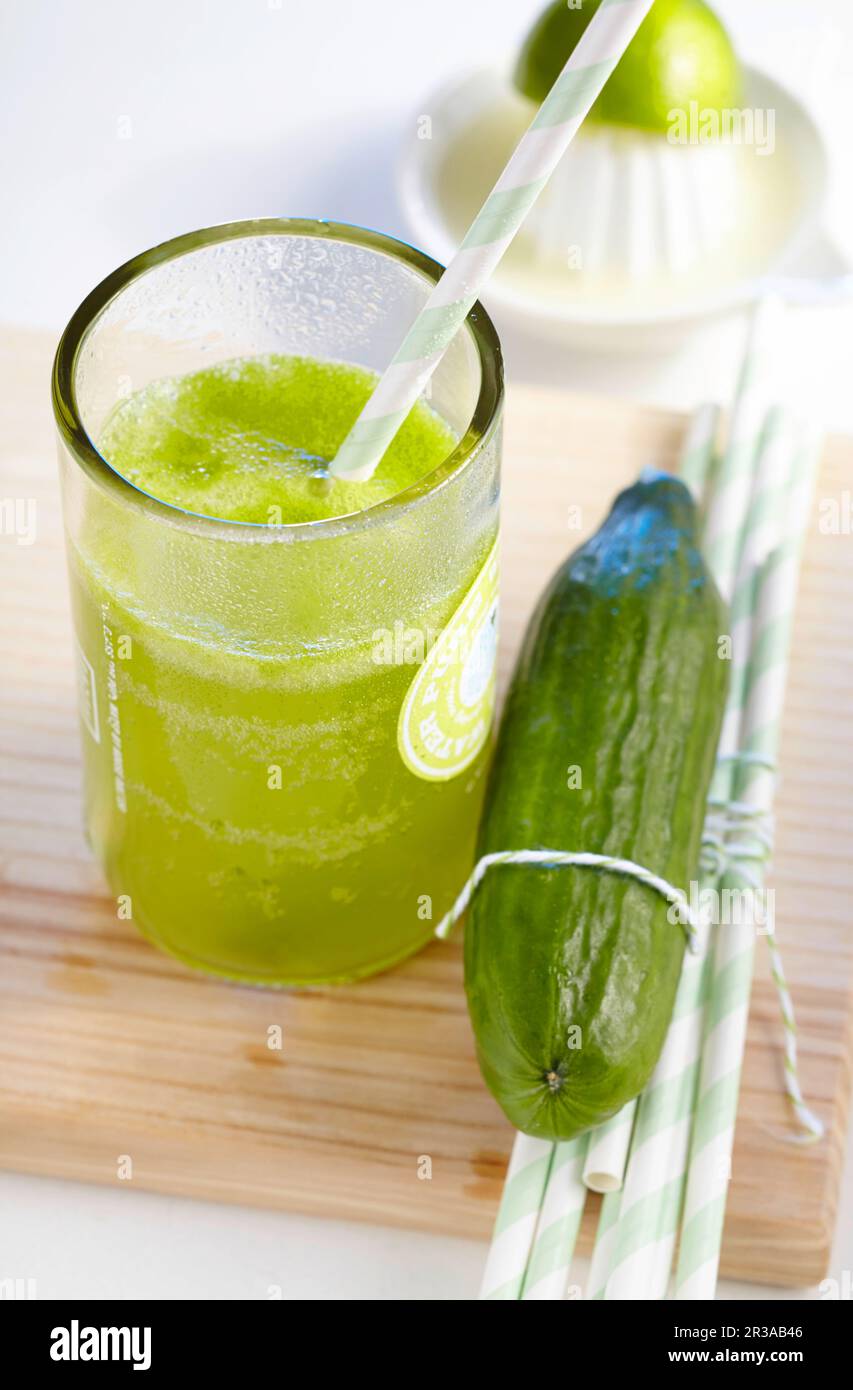 Concombre vert maison et limonade à la chaux Banque D'Images