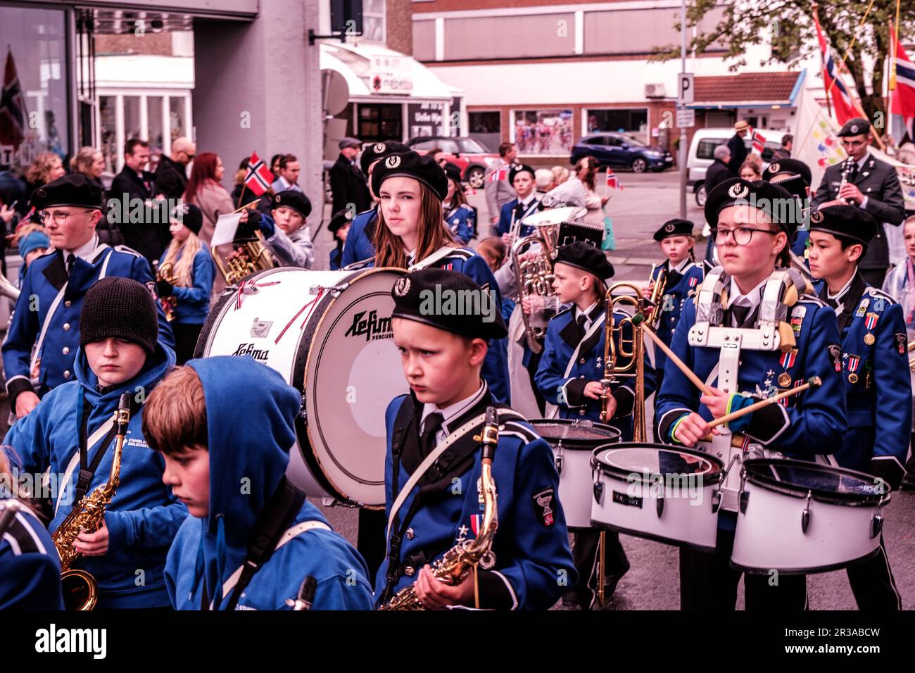 Sandnes, Norvège, 17 mai 2023, procession de bandes de marche jouant des instruments de musique célébrations de la Journée nationale norvégienne Banque D'Images