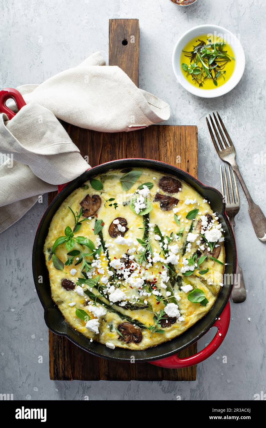 Frittata aux asperges vertes, champignons et fromage de chèvre Banque D'Images