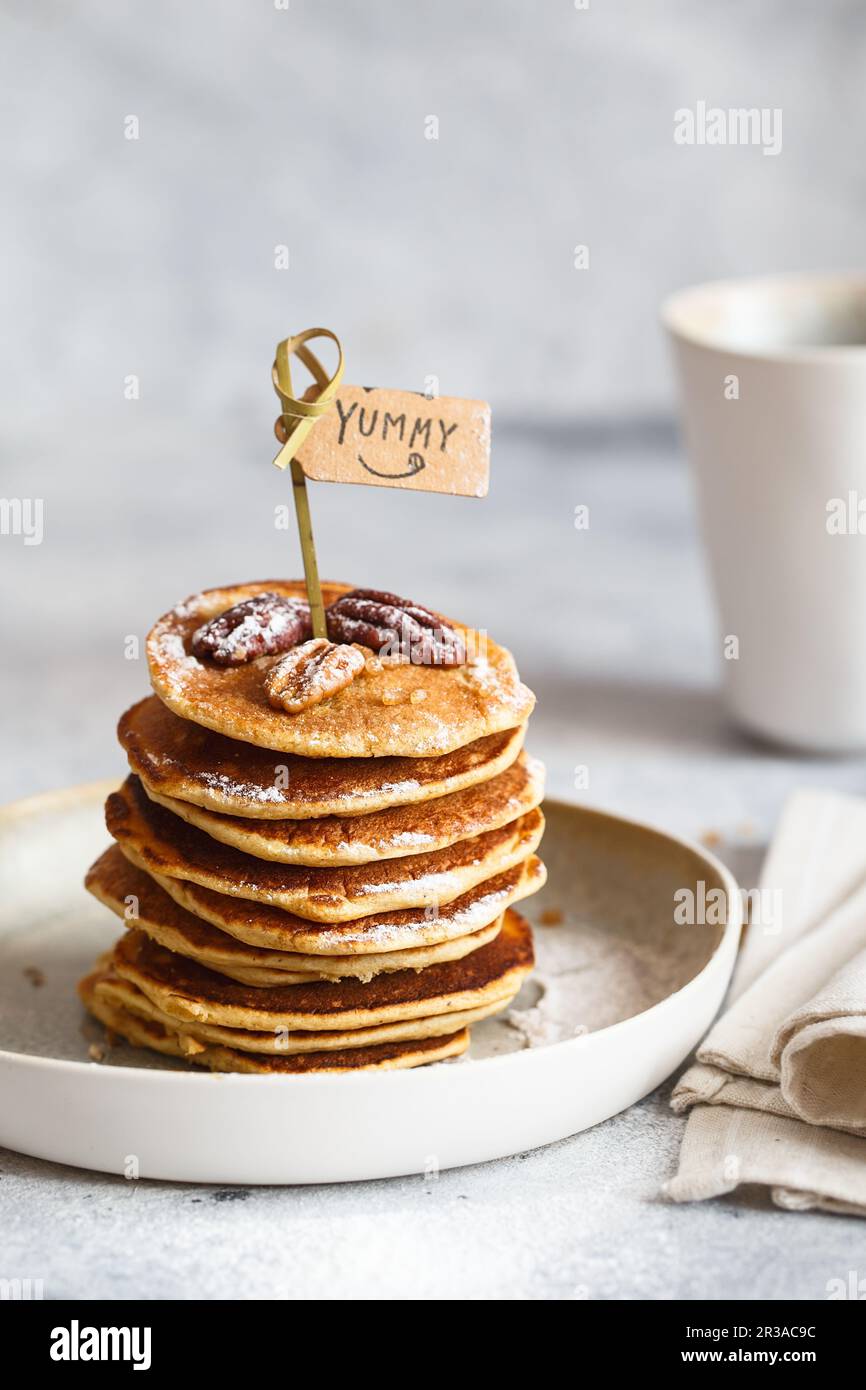 Crêpes américaines classiques faites maison avec pacanes et sirop d'érable, servies avec des bâtonnets de nourriture. Pile Banque D'Images