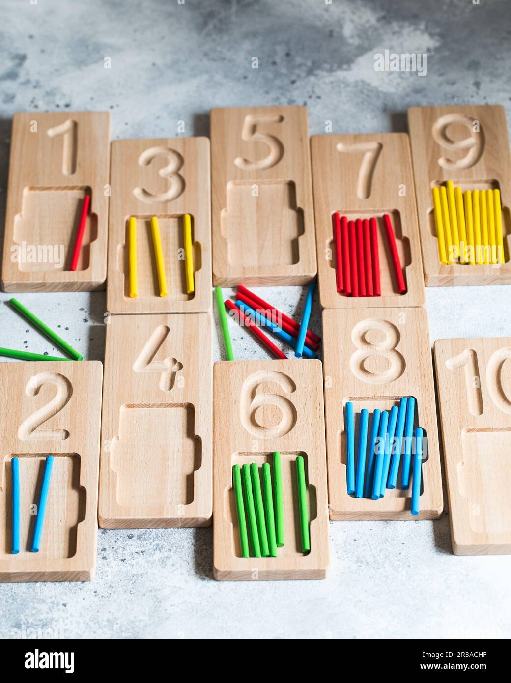 Plateaux de comptage et d'écriture en bois avec bâtons de comptage de couleur. Matériaux Montessori. Calcul mathématique Banque D'Images