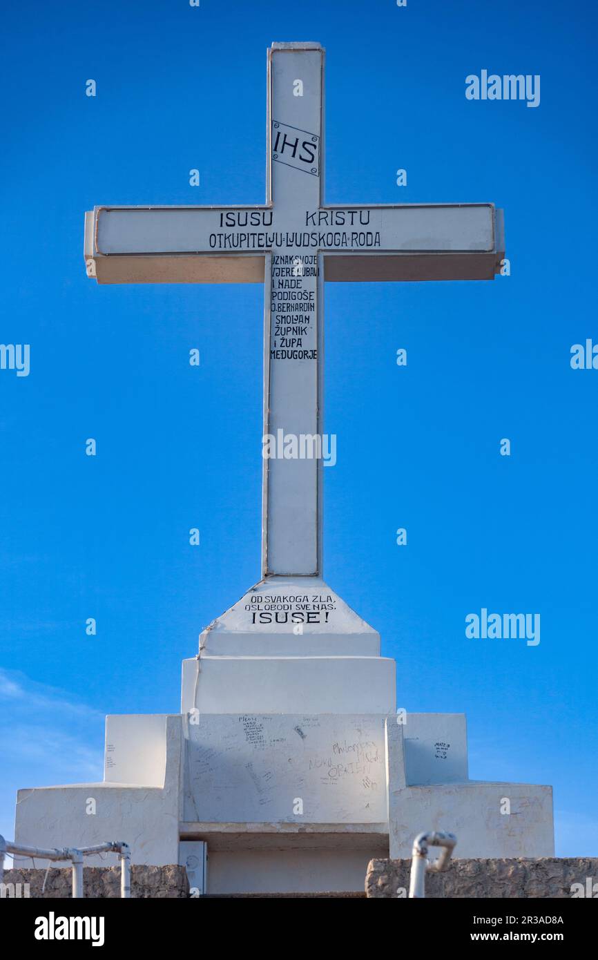 La Croix blanche sur le sommet de Krizevac (montagne de la Croix) à Medjugorje.(Les mots sur la croix se lisaient: 'À Jésus Christ, Rédempteur de la race humaine...') Banque D'Images La Croix blanche sur le sommet de Krizevac (montagne de la Croix) à Medjugorje.(Les mots sur la croix se lisaient: 'À Jésus Christ, Rédempteur de la race humaine...') Banque D'Images