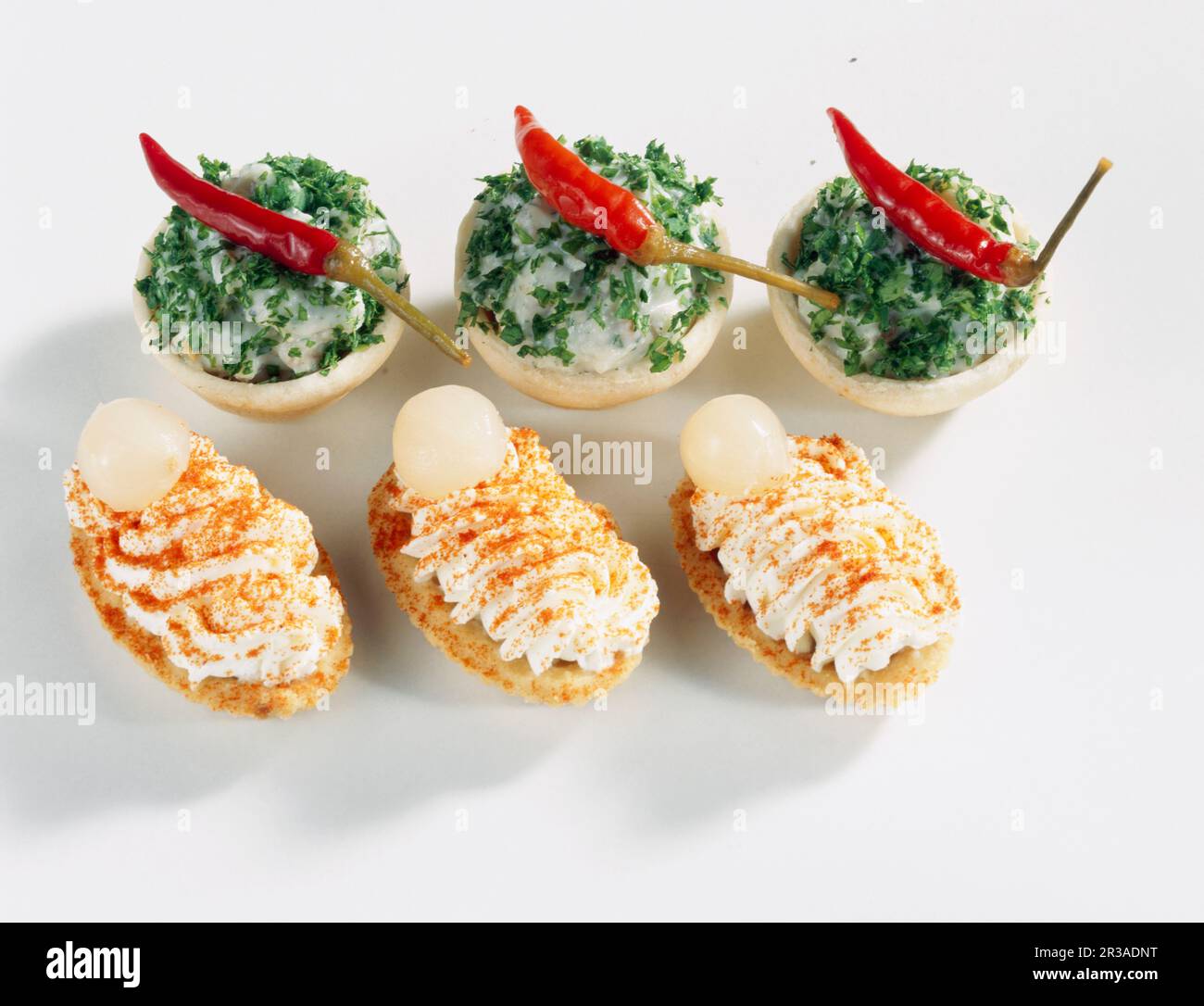 Petits fours salés à la crème au fromage, aux poivrons et aux herbes Banque D'Images