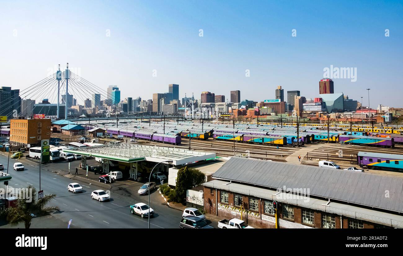 Vue panoramique sur le pont Nelson Mandela et la ligne de chemin de fer à voyageurs dans le quartier des affaires de Braamfontein Johannesburg Banque D'Images