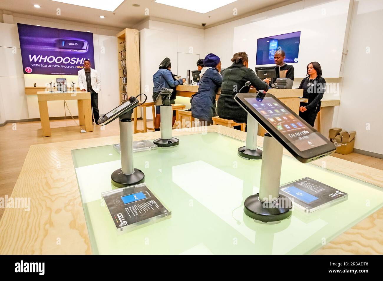 Intérieur d'un magasin de téléphonie mobile dans un centre commercial Banque D'Images