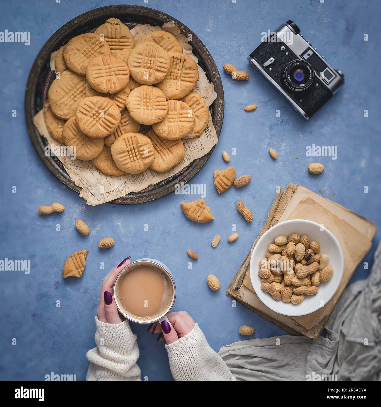 Biscuits au beurre d'arachide et tasse de café frais Banque D'Images