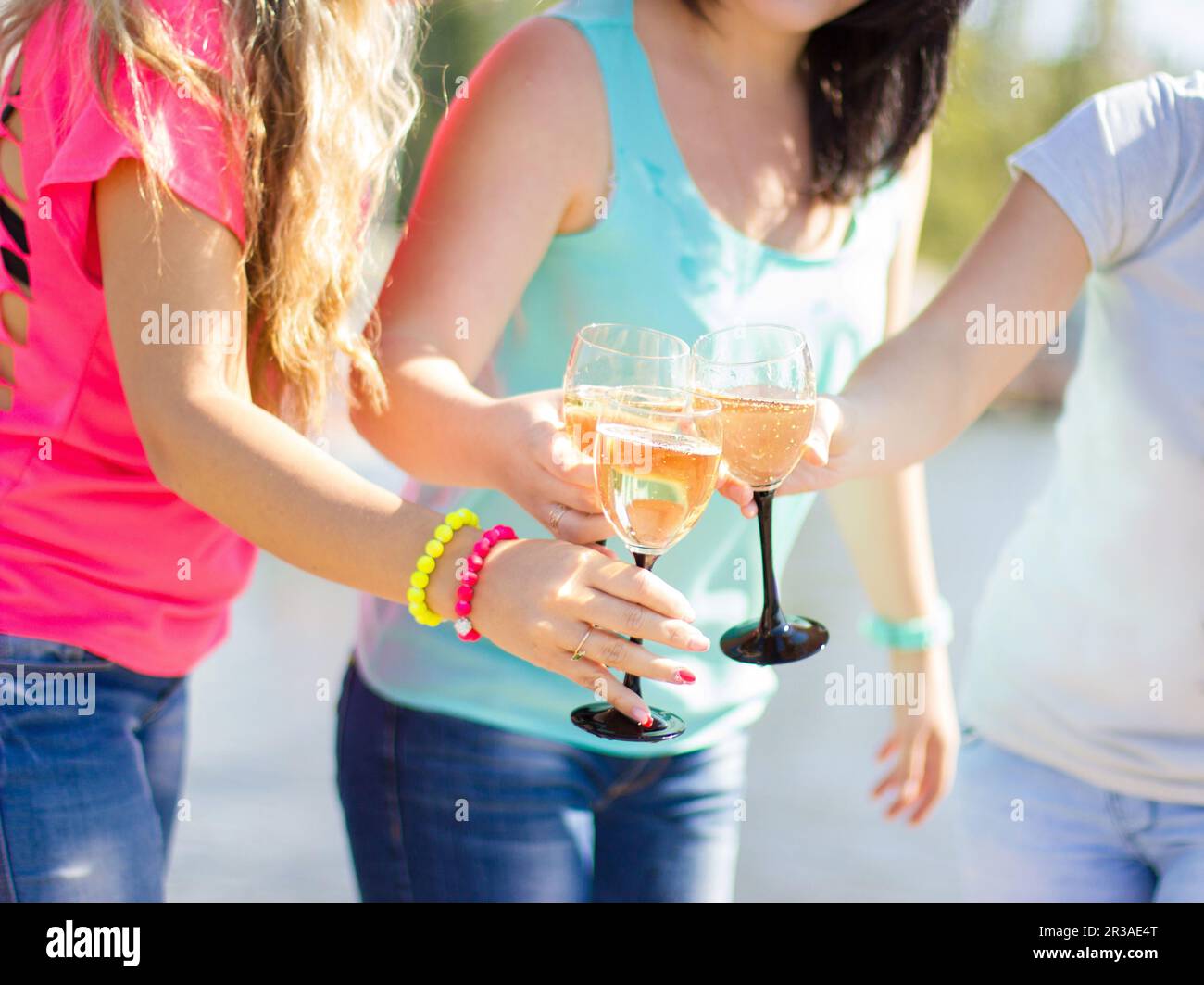 Les filles ayant le plaisir de boire du champagne et de célébrer un anniversaire ou jeune fille de fête Banque D'Images
