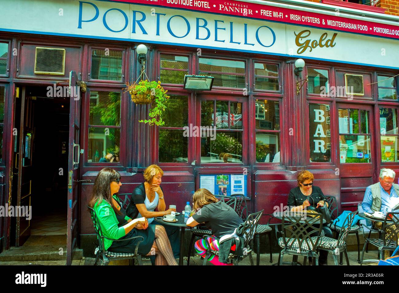 Londres, Royaume-Uni, personnes en petit groupe partageant des boissons sur la terrasse à l'extérieur du pub local, scènes de rue, Portobello Road Market, panneau avant Banque D'Images