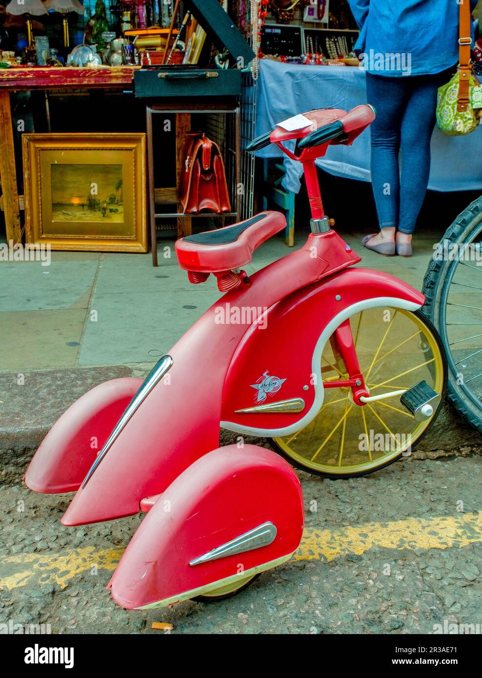 Londres, Royaume-Uni, détail Antique jouets pour enfants, Retro Tricycle Bicycle en vente, Street Scenes, Portobello Road Market Banque D'Images