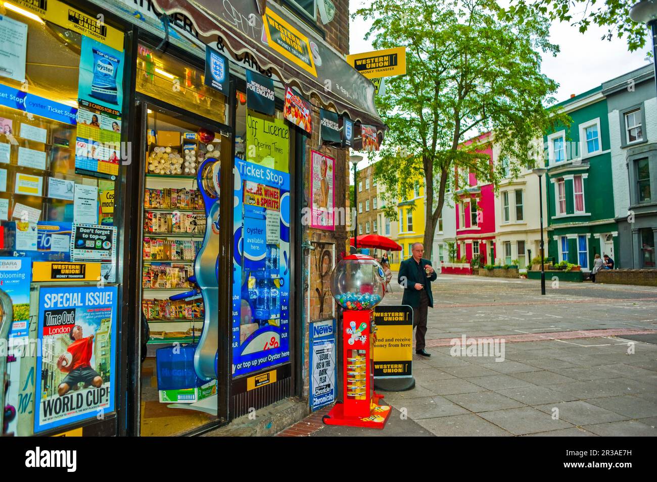 Londres, Royaume-Uni, Man Walking, Street Scenes, Portobello Road Market, Façades de magasins anciens, Banque D'Images