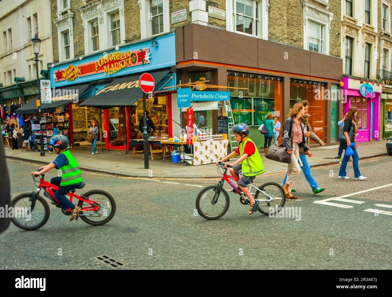 Londres, Royaume-Uni, Street Scenes, Children Cycling, Portobello Road Market, Magasins, Banque D'Images