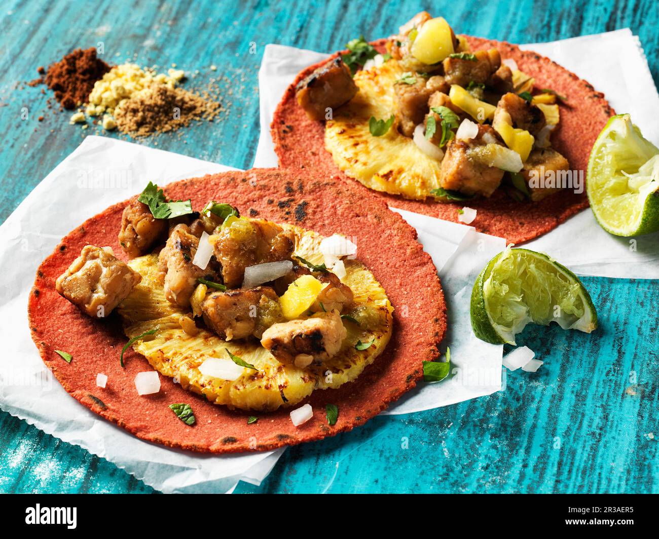 Tacos de rue tempeh de style libanais avec ananas grillé sur tortillas de betteraves Banque D'Images