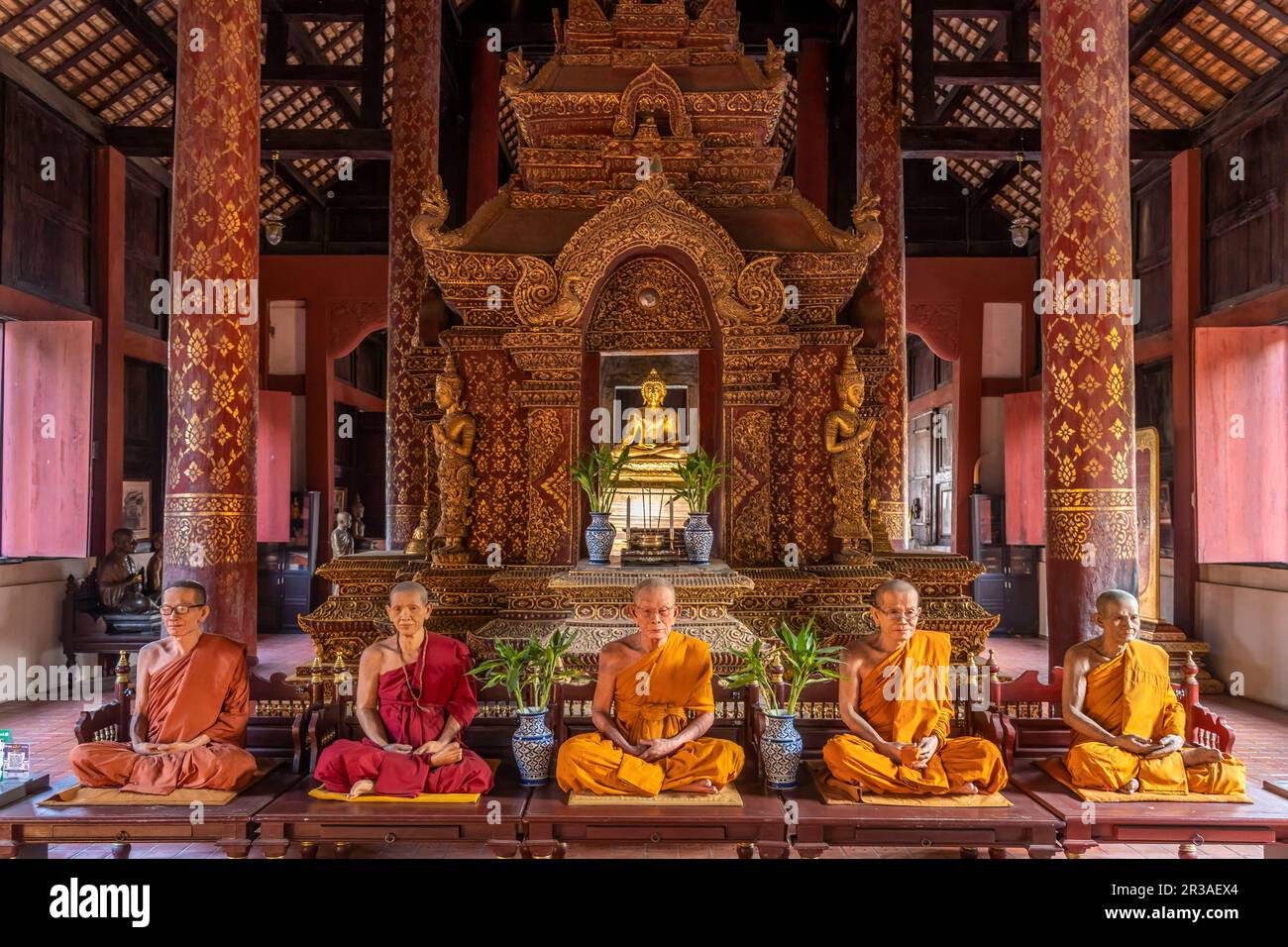 Wachs-Figuren verstorbener Mönche in der buddhistischen Tempelanlage Wat Phra Singh, Chiang Mai, Thaïlande, Asien | Figures de cire de l'honorable moine Banque D'Images