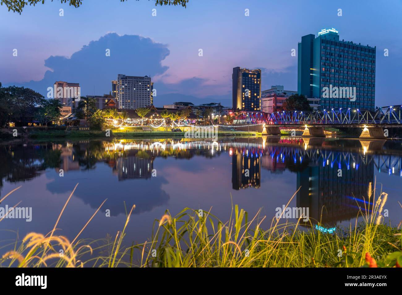 Skyline von Chiang Mai spiegelt sich im Fluss Mae Nam Ping in der Abenddämmerung, Chiang Mai, Thailand, Asien | les gratte-ciel de Chiang Mai ont été redéfinis à Mae Banque D'Images