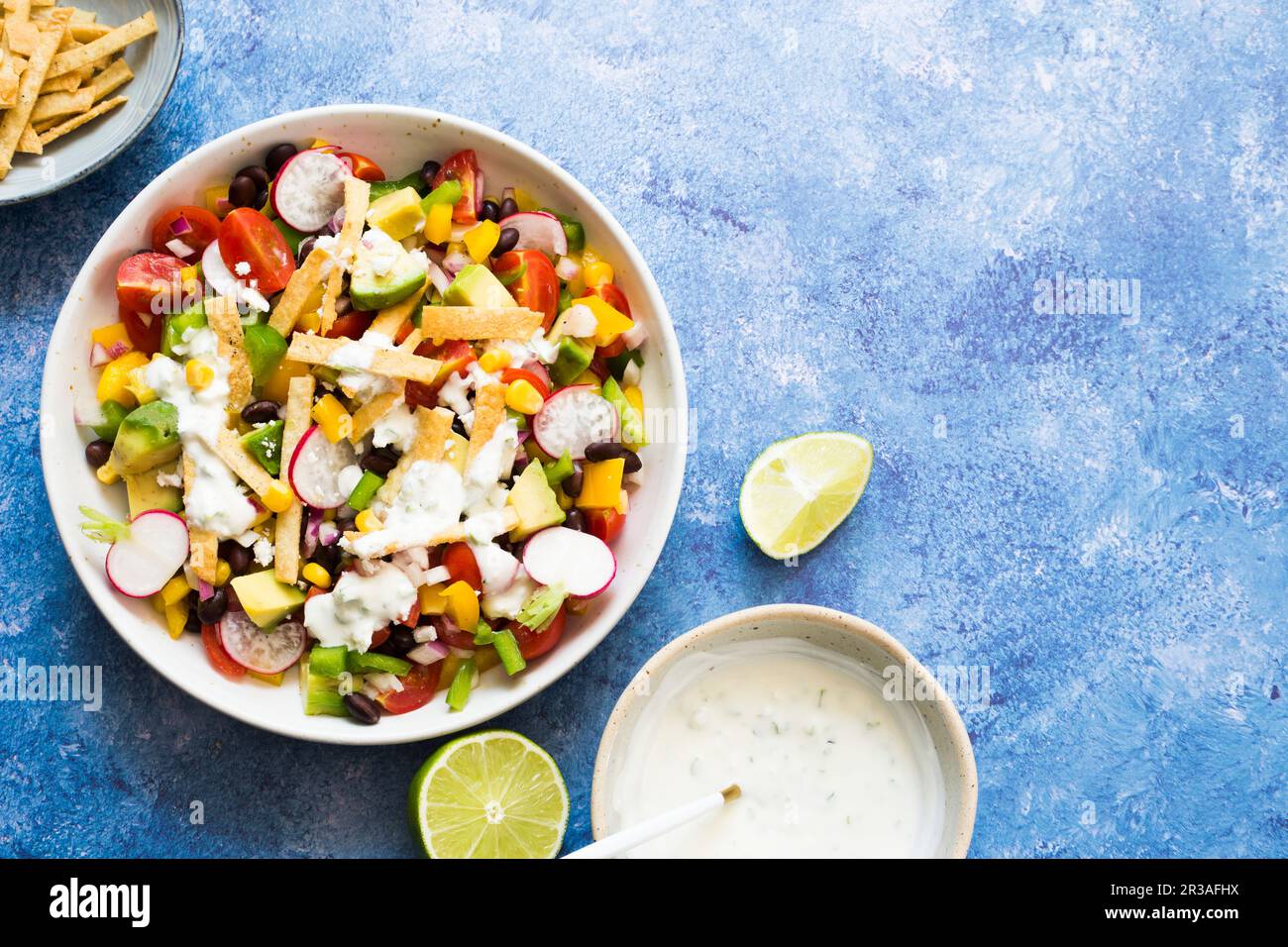 Salade de tacos végétaliens avec sauce ranch végétalienne Banque D'Images