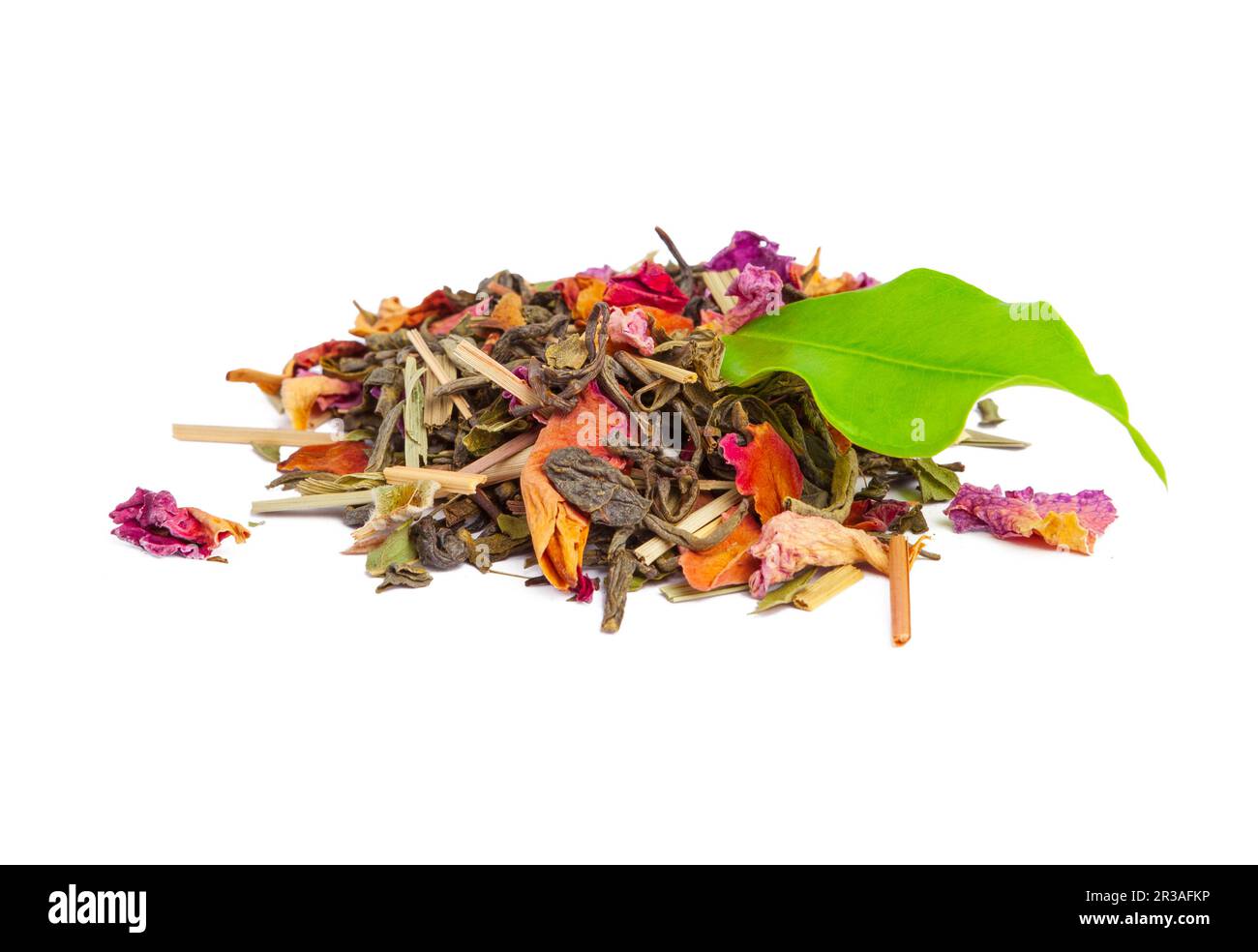 thé aux fruits confits et pétales de rose sur fond blanc Banque D'Images