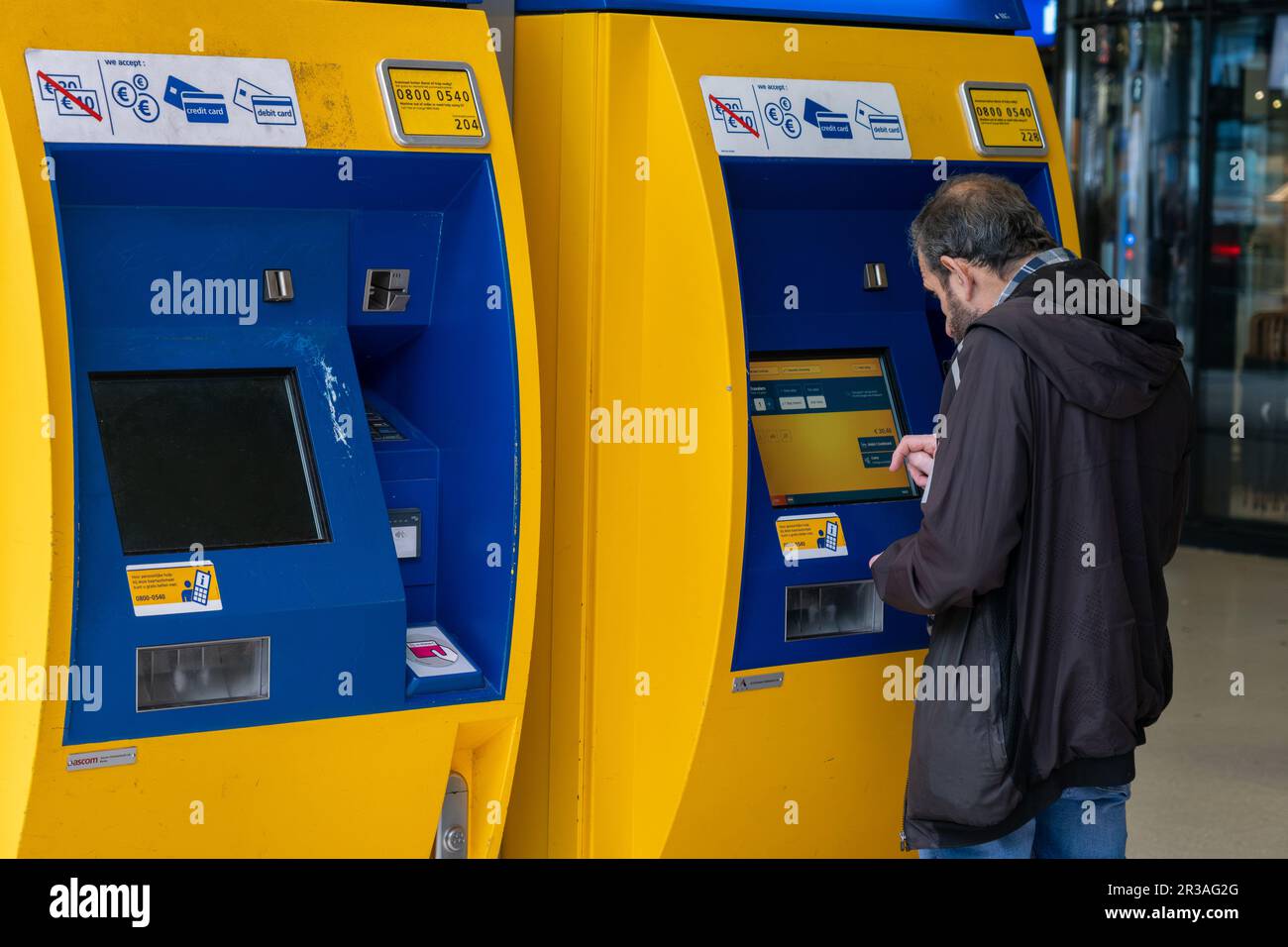 Amsterdam, pays-Bas - 8 septembre 2022 : le passager achète un billet à la gare centrale de Rotterdam Banque D'Images