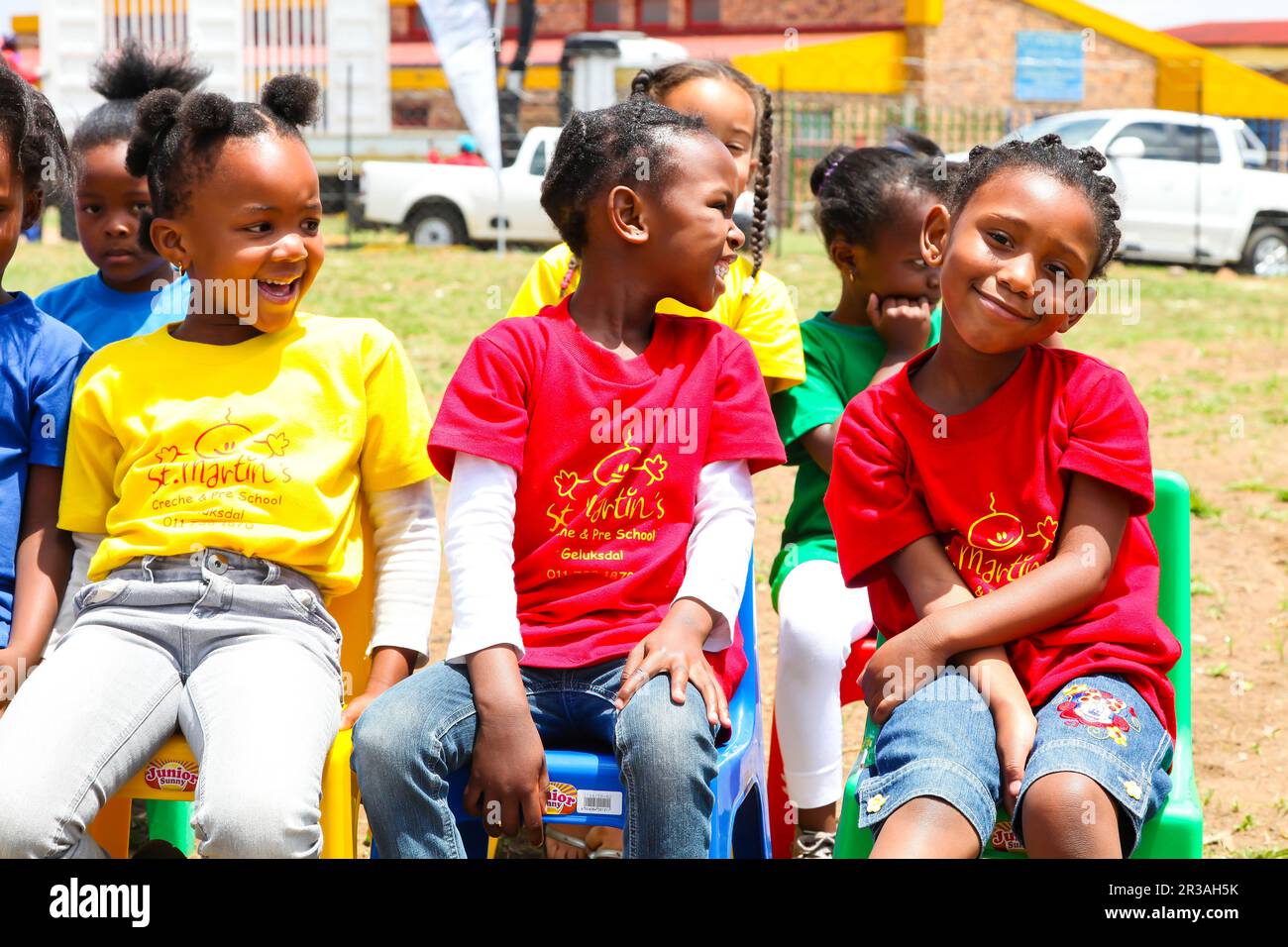 Enfants africains fréquentant une classe préscolaire extérieure Banque D'Images