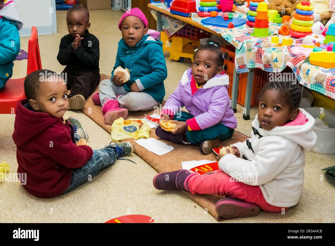 Jeunes Enfants Africains Au Petit Creche Daycare Preschool Photo Stock jeunes-enfants-africains-au-petit-creche-daycare-preschool-photo-stock