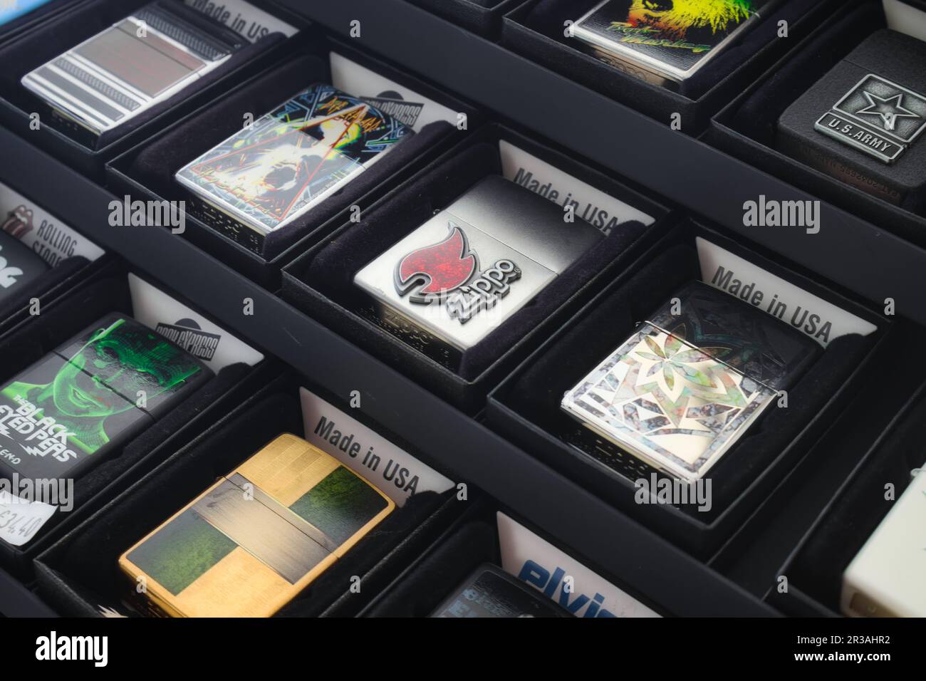 Une collection de briquets de marque Zippo dans un coffret de présentation Banque D'Images