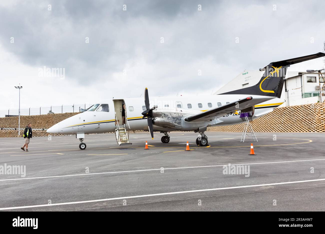 Petit avion à moteur Charter Propeller assis sur le tarmac à l'aéroport local Banque D'Images