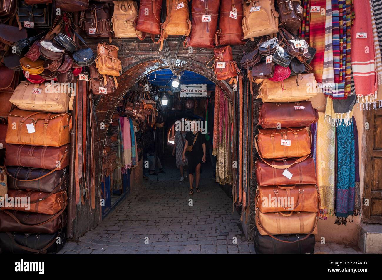 femme dans un magasin de sacs, marrakech, maroc, afrique. Banque D'Images