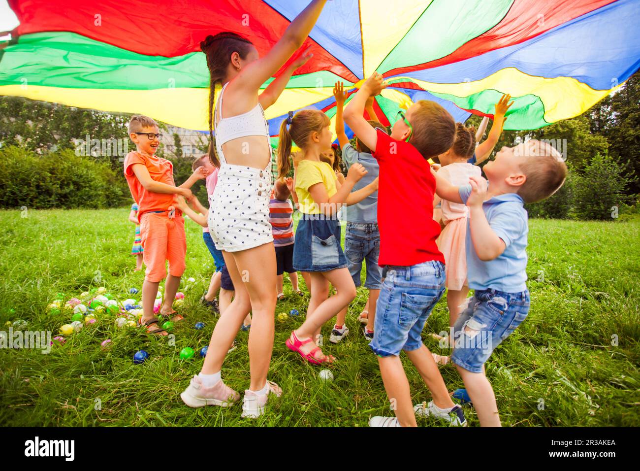 Des enfants heureux sous un auvent coloré. Activités de camp d'été Banque D'Images