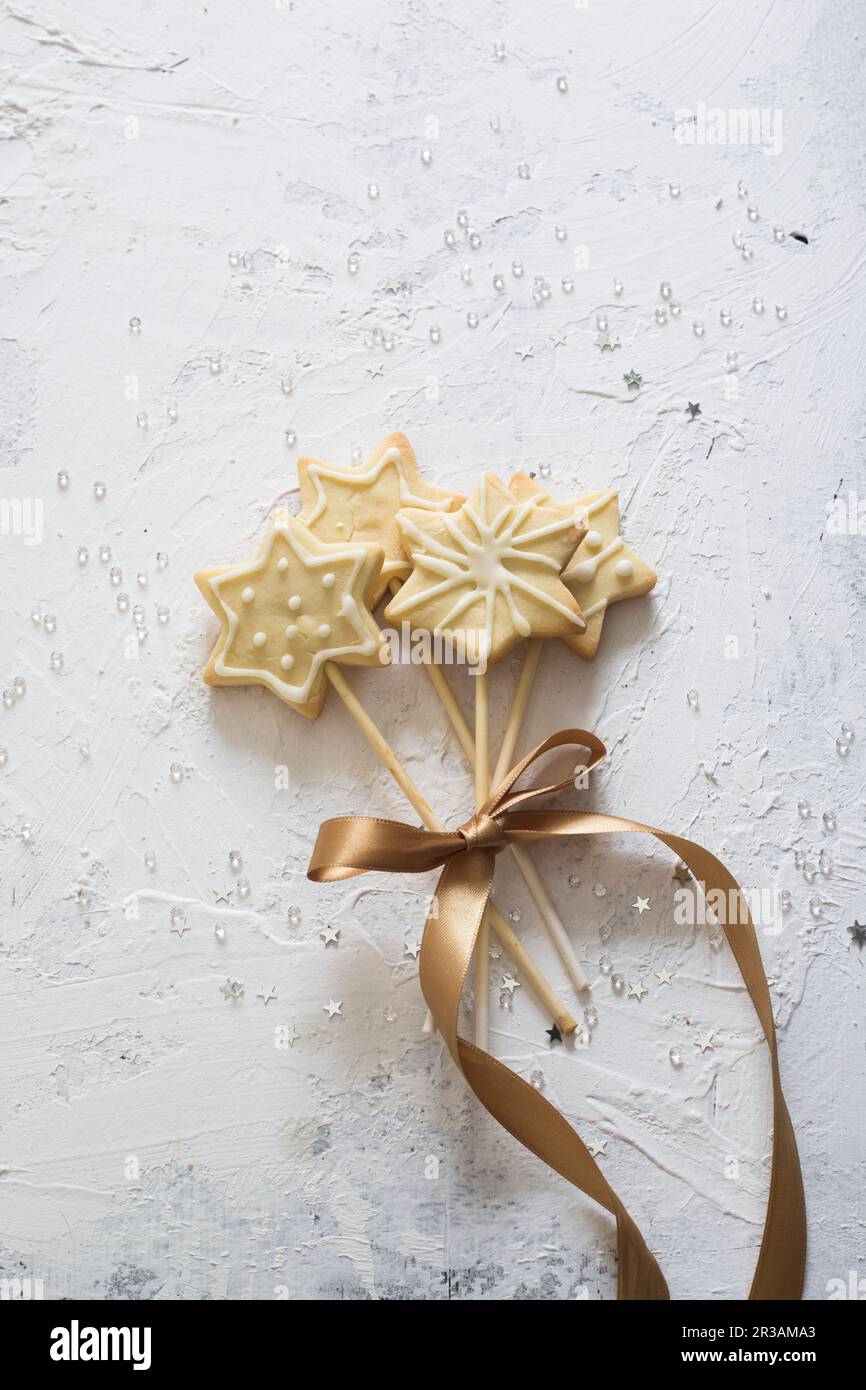 Biscuits en forme d'étoile sur un bâton, attachés ensemble avec un ruban Banque D'Images