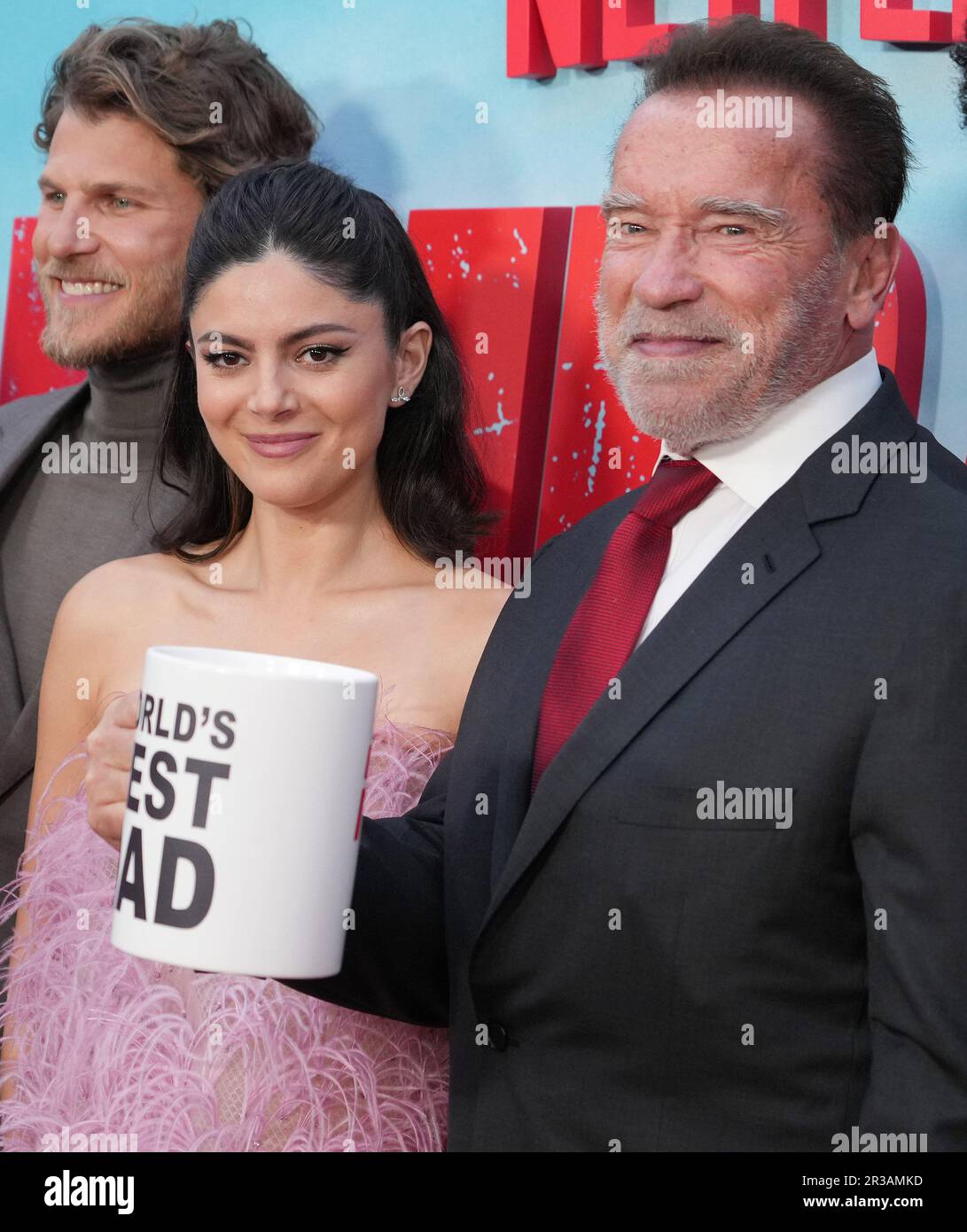 (G-D) Monica Barbaro et Arnold Schwarzenegger à la première FUBAR Los Angeles de Netflix qui s'est tenue au Grove à Los Angeles, CA, lundi, ?22 mai 2023. (Photo de la Sathanlee B. Mirador/Sipa USA) Banque D'Images