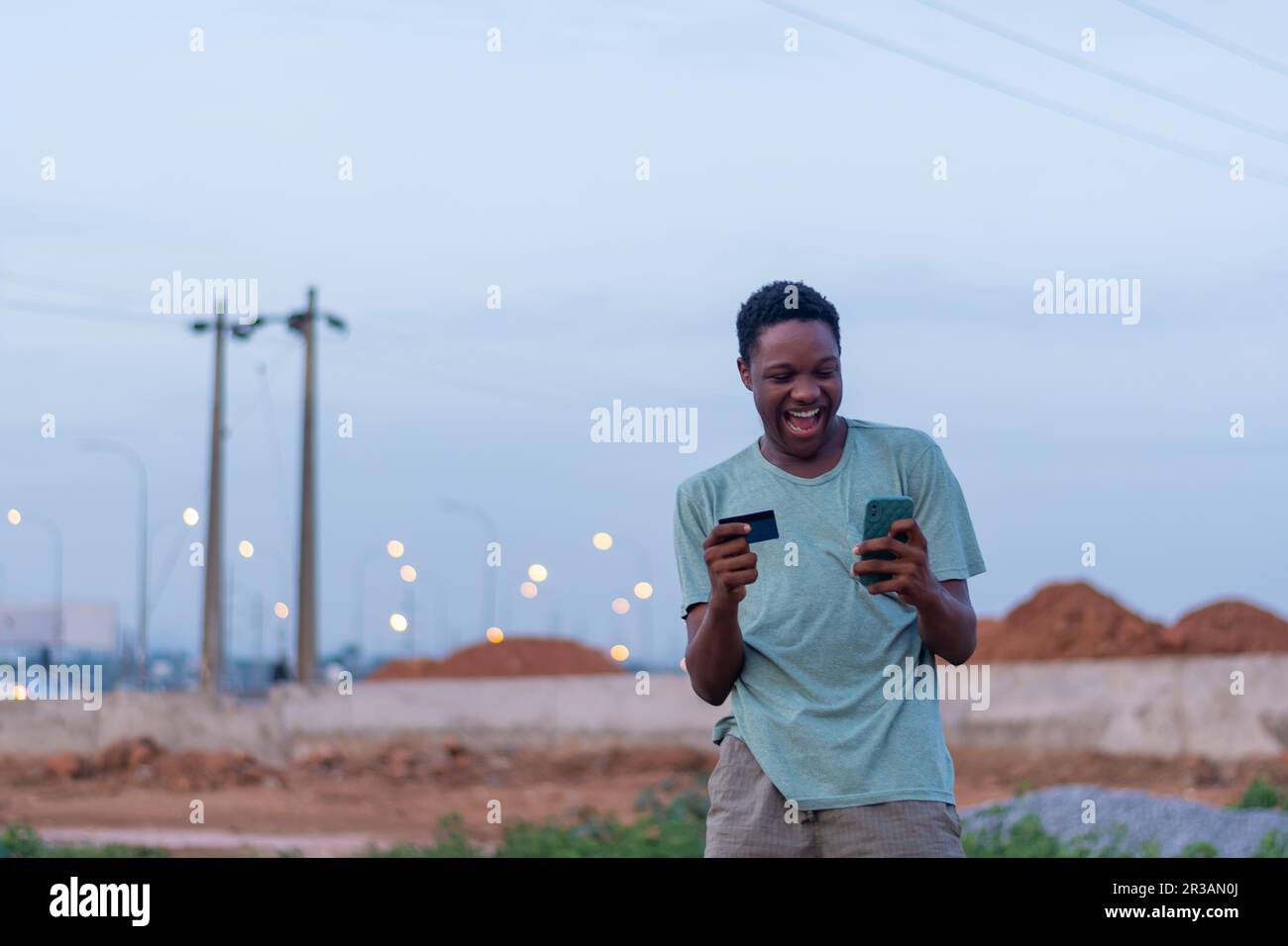 bonne jeunesse africaine utilisant son téléphone et sa carte de crédit pour faire le paiement en ligne. Concept d'achat et d'achat Banque D'Images