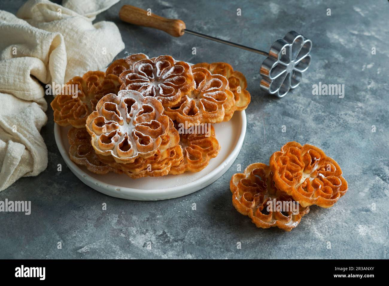 Flores de carnaval (flores manchegas crocante) - biscuits espagnols et scandinaves pour Noël et Pâques Banque D'Images