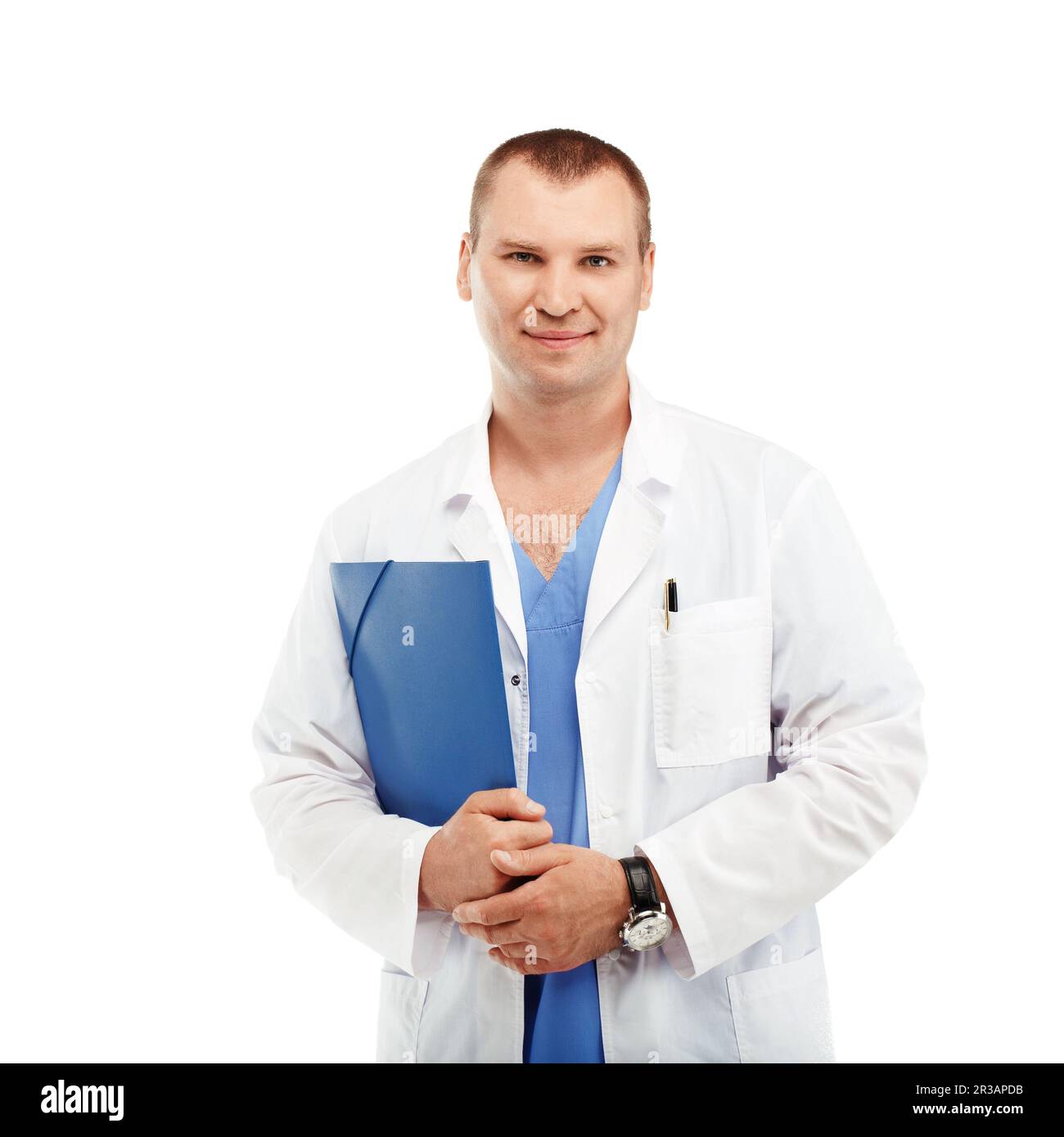 Portrait d'un jeune homme médecin dans un manteau blanc et le bleu se frotte contre un fond blanc Banque D'Images