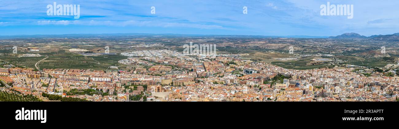 JAEN, ESPAGNE - 6 AVRIL 2023 : vue panoramique sur la ville depuis le château médiéval de Santa Catalina, dans une journée ensoleillée à Jaen, Espagne sur 6 avril 2023 Banque D'Images