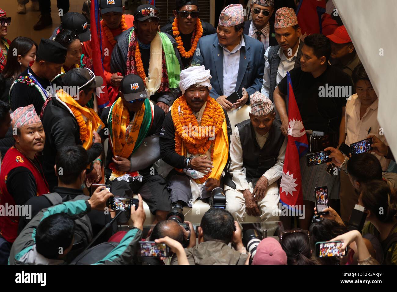 Katmandou, ne, Népal. 23rd mai 2023. L'ancien soldat britannique Gurkha Hari Budha Magar et son équipe sont photographiés lors d'une rencontre de presse après qu'il ait créé un record du monde comme le premier double amputé au-dessus du genou à grimper sur l'Everest à Katmandou, au Népal, sur 23 mai 2023. (Credit image: © Aryan Dhimal/ZUMA Press Wire) USAGE ÉDITORIAL SEULEMENT! Non destiné À un usage commercial ! Crédit : ZUMA Press, Inc./Alay Live News Banque D'Images