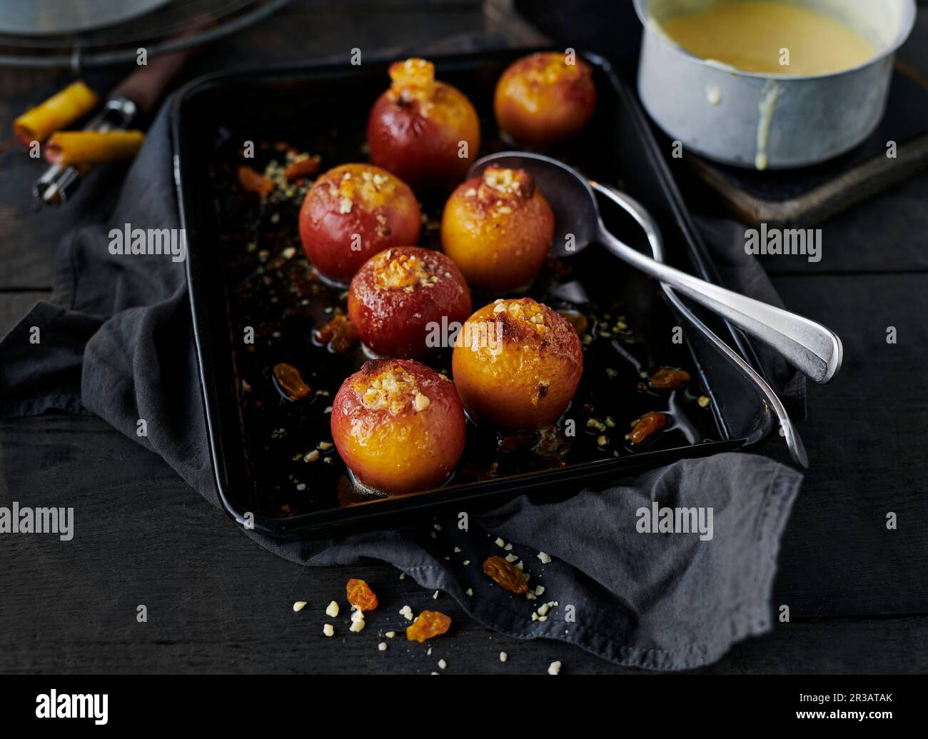 Mini-pommes cuites dans un plat de cuisson Banque D'Images