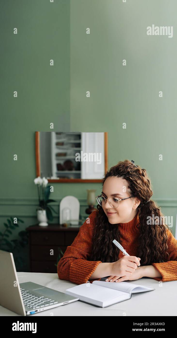 Apprentissage et travail à distance : jeunes étudiantes étudiant en ligne avec un ordinateur portable au bureau à domicile. Éducation en ligne efficace: Jeunes femmes étudiant Learnin Banque D'Images