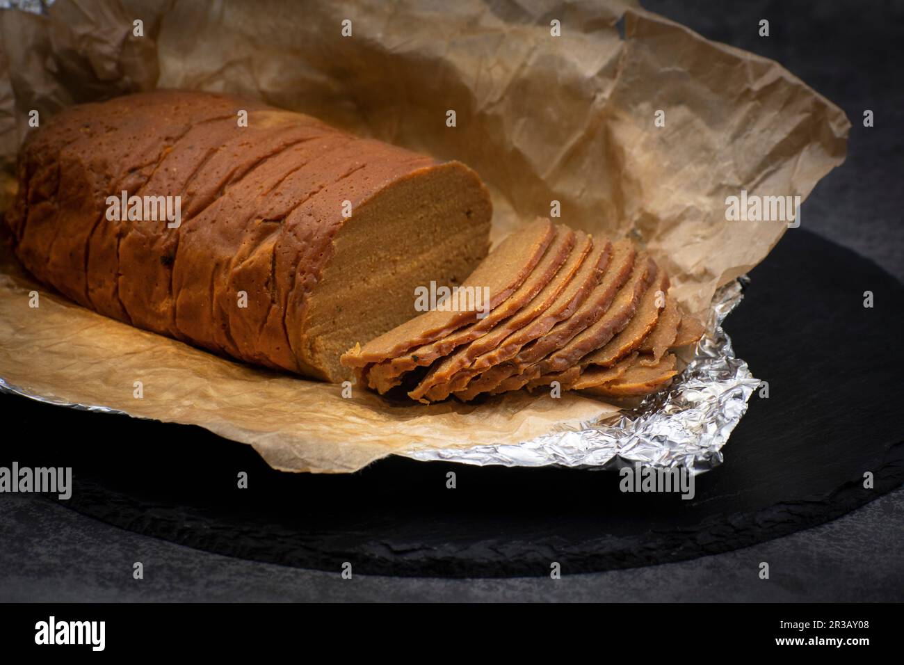 Jambon seitan vegan préparé avec du gluten de blé et de la farine de pois chiches, de la sayce de soja et des épices Banque D'Images