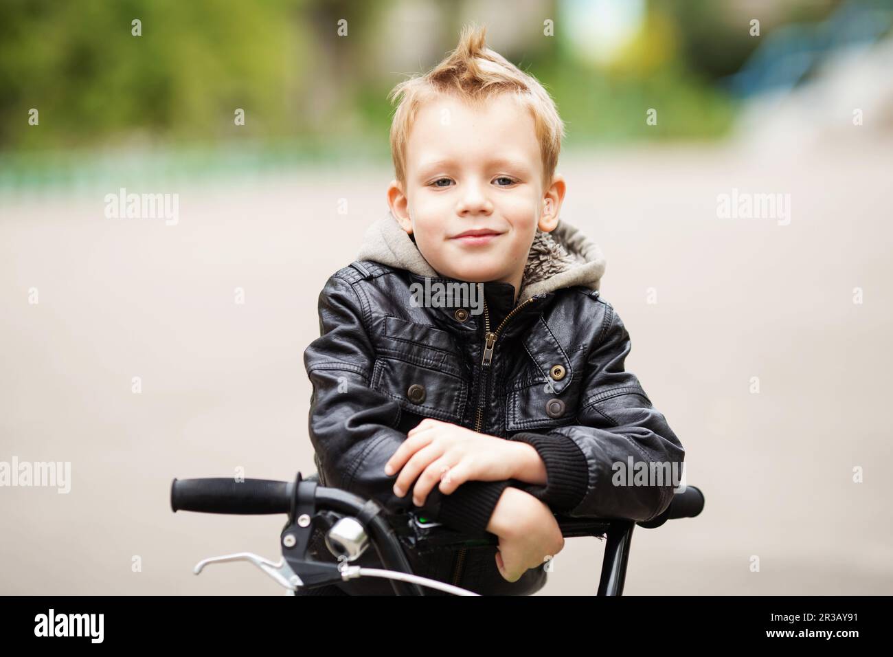 Portrait d'un adorable petit garçon urbain portant une veste en cuir noir. Style urbain. Enfants urbains. Le garçon Banque D'Images