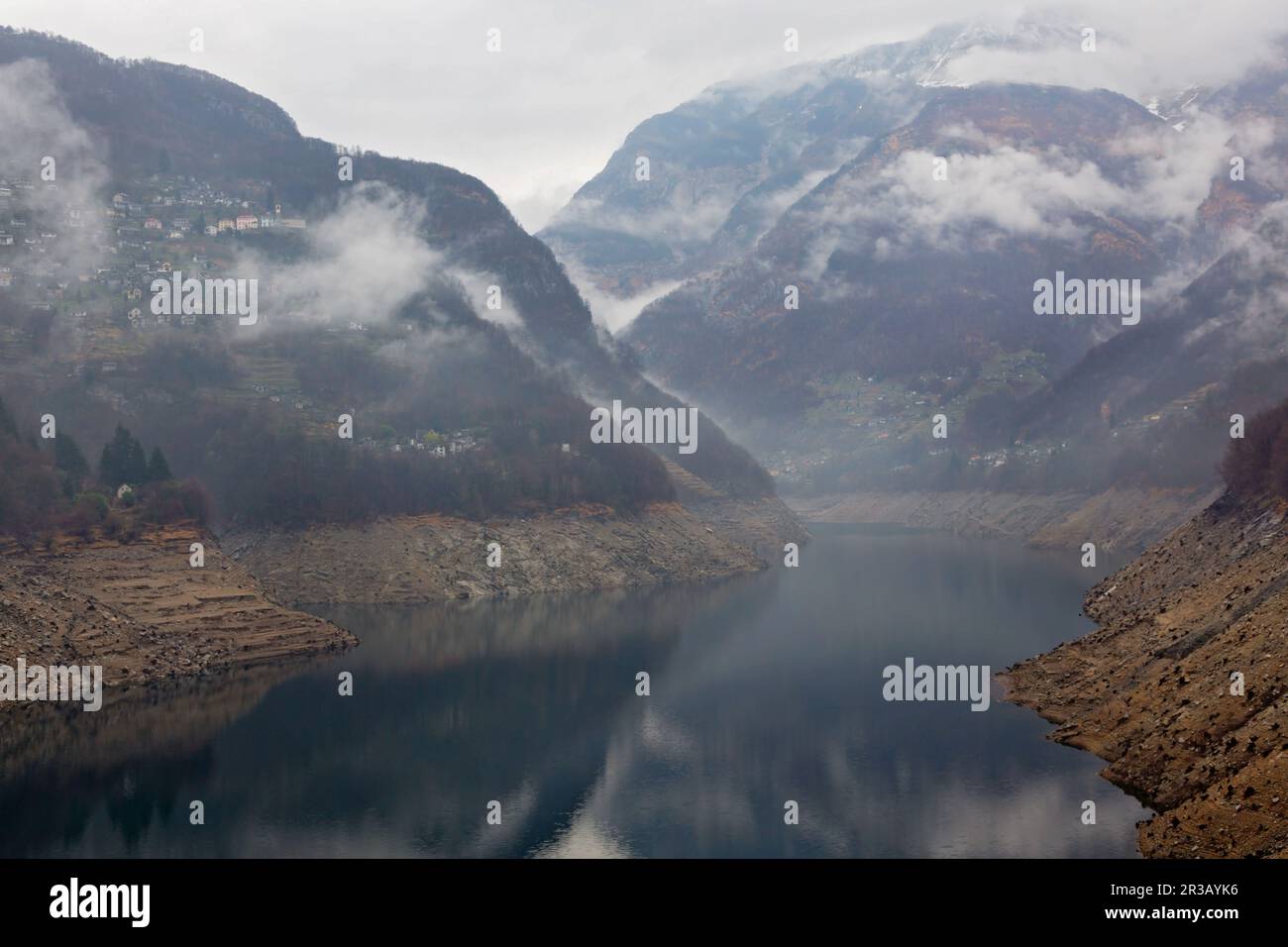 Vue panoramique sur la rivière Verzasca dans les Alpes suisses, Suisse Banque D'Images