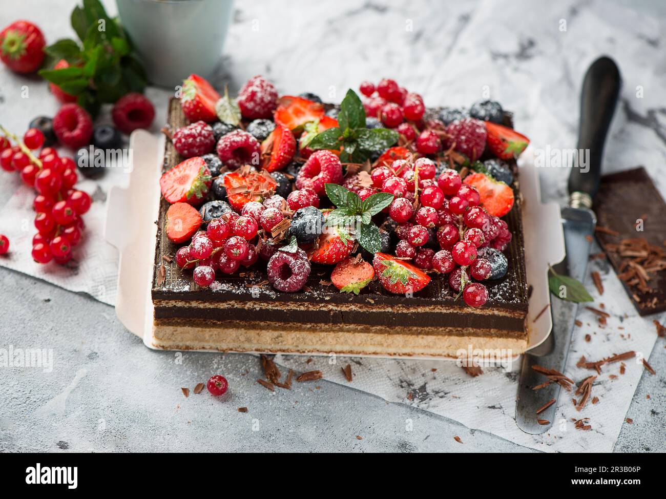 Gâteau Opéra aux baies rouges Banque D'Images