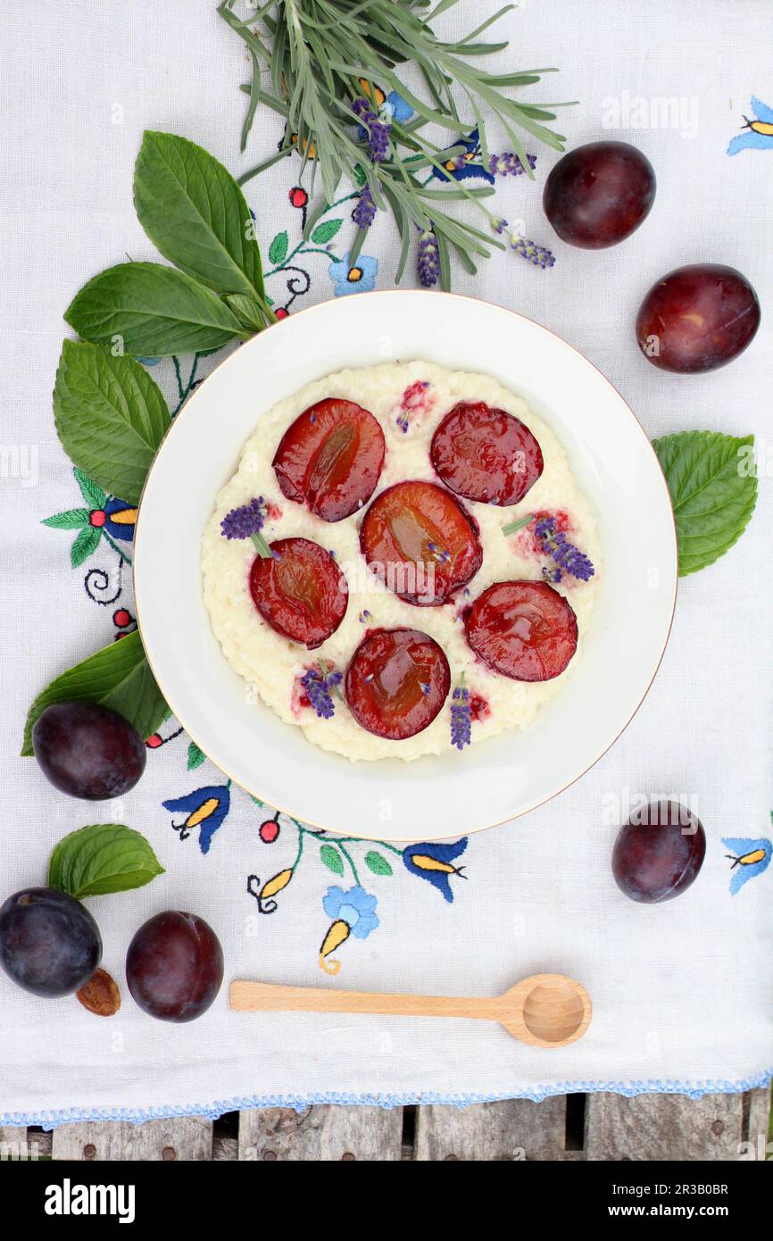 Pudding de riz aux prunes et aux fleurs de lavande Banque D'Images