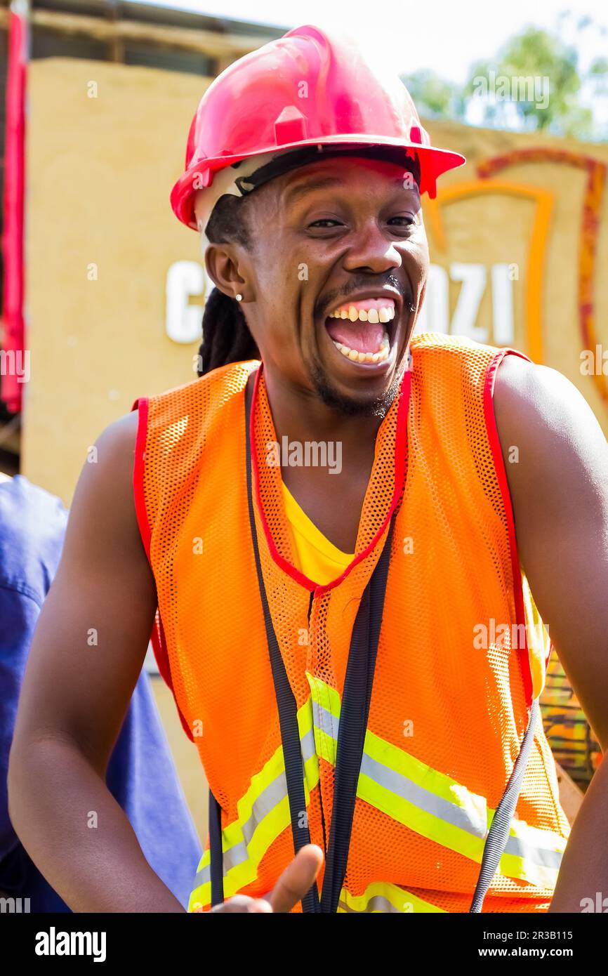 Les hommes africains jouant des tambours traditionnels pour les touristes de la commune de Soweto Banque D'Images