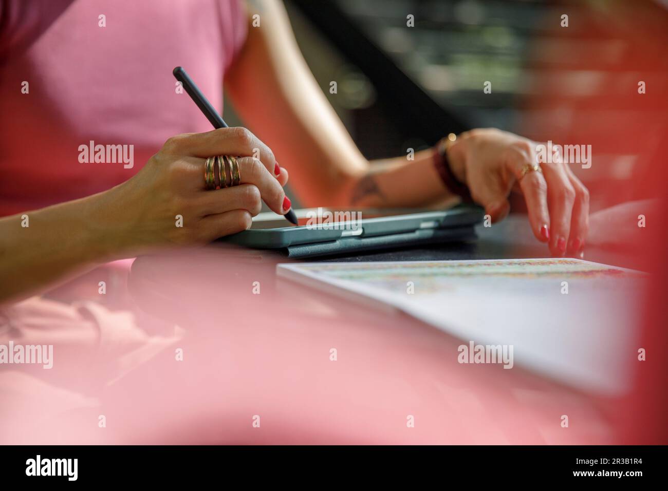 Main de femme avec dessin au stylo numérisé sur une tablette graphique Banque D'Images