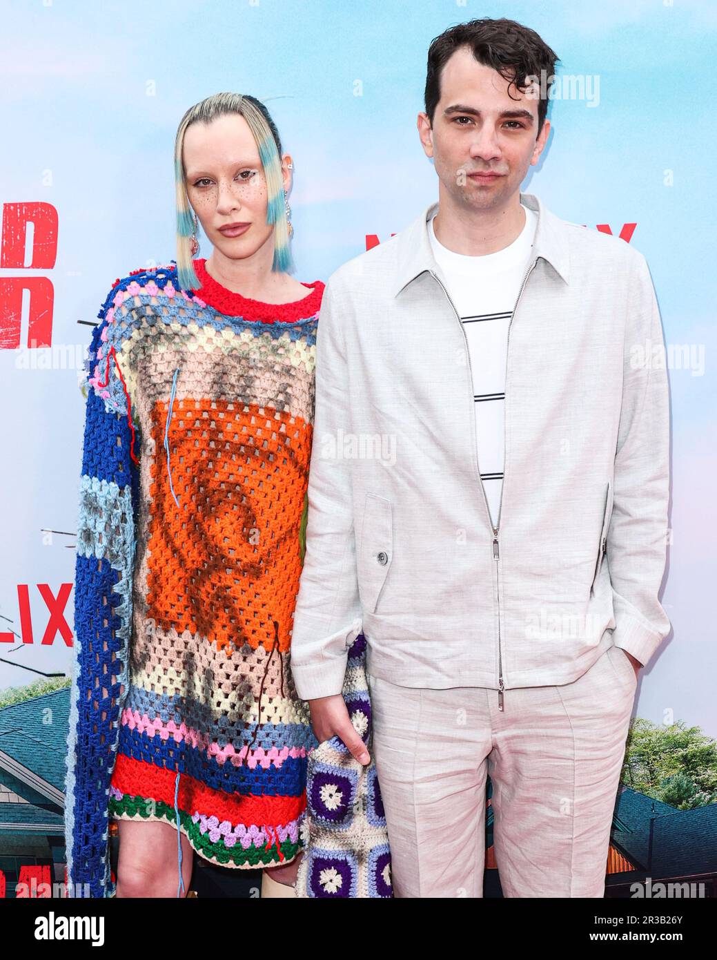 LOS ANGELES, CALIFORNIE, États-Unis - 22 MAI : Rebecca-JO Dunham et Jay  Baruchel arrivent à la première de la saison 1 de Netflix, qui s'est tenue  à AMC The Grove 14 sur