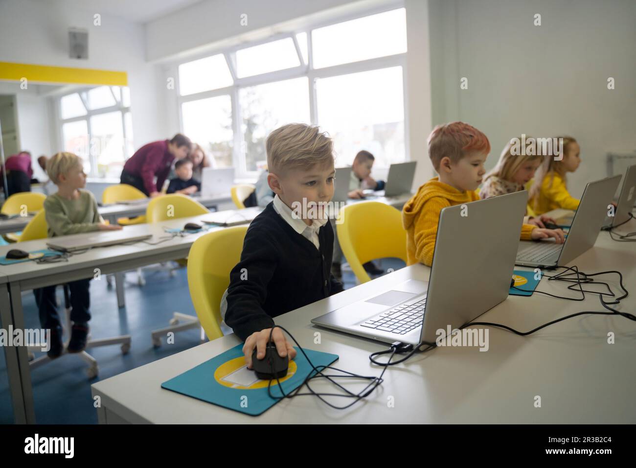 Les écoliers étudient à l'aide d'ordinateurs portables en classe informatique Banque D'Images